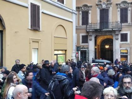 "Fate sbarcare i migranti". In piazza la sfilata buonista per Sea Watch
