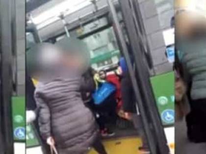 Milano, donna con il velo presa a schiaffi sul bus da un'anziana