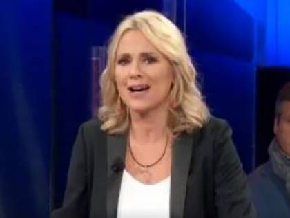 L'esilarante gaffe hot di Federica Sciarelli: "Studiamo con voi questo c..."