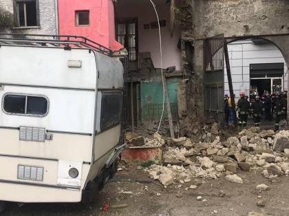 Si apre voragine e crolla palazzo: "Pioggia probabile causa"