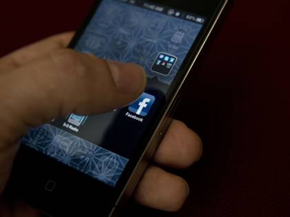 Un account social falso per insultare amici e prof: denunciata per diffamazione