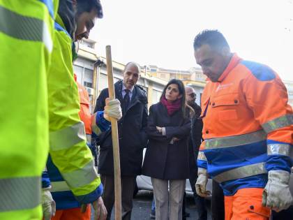 Dopo i detenuti a tappare le buche arrivano anche ex tossici e migranti