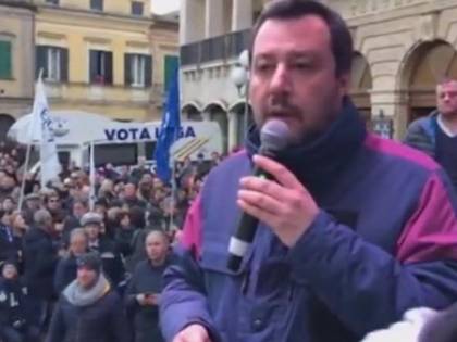 Salvini bersaglio di un uovo, colpita una donna: scuse del ministro