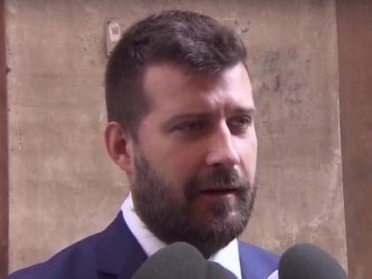 Un marocchino viene espulso e aggredisce il sindaco leghista