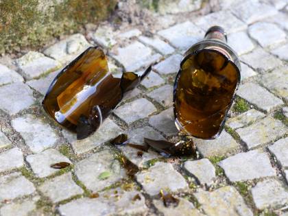 Lite fra indiani: tenta di sgozzarlo con una bottiglia rotta