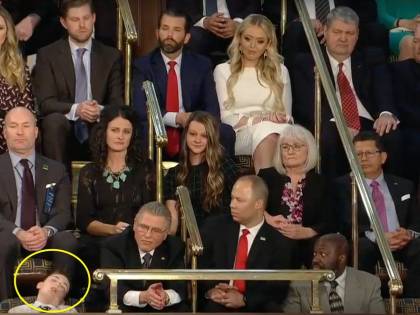 Bimbo si addormenta durante il discorso di Trump: video virale