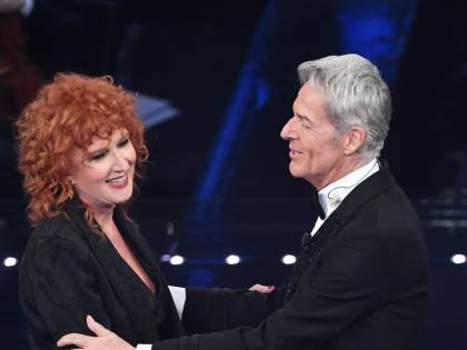 Sanremo, la seconda serata: Mengoni e Mannoia incantano. Ciclone Hunziker, torna Baudo