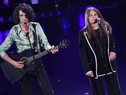 Sanremo, la serata dei duetti. Il premio va a Motta e Nada