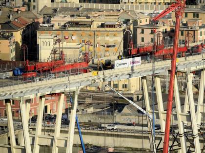 Demolito il ponte, la ricostruzione tarda
