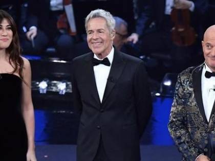 Sanremo, Bisio pronuncia una frase vietata: "Si può dire che è una bella canzone?"