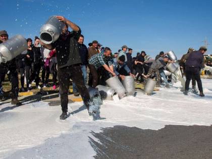 Protesta del latte, un altro assalto nel Sassarese, incendiata una cisterna