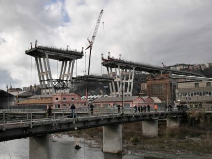 Addio al ponte Morandi. La demolizione si fa show