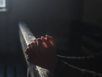 Parroco si innamora e decide di lasciare il sacerdozio
