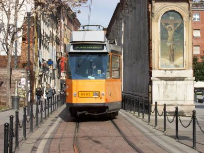 Milano, perché tram e autobus oggi hanno esposto le bandierine