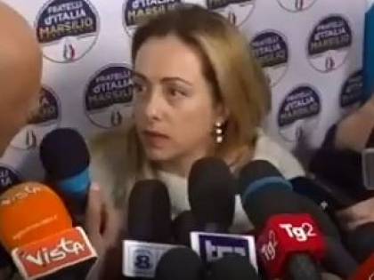 Il cronista la interrompe. Ira di Giorgia Meloni: "Così non si fa, santa..."