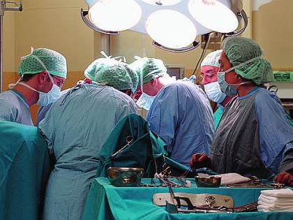 Le fanno vedere un film durante un'operazione per tumore al cervello