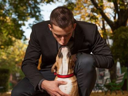 Gli uomini amano il loro cane come un figlio