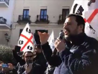 Qualcuno fischia Salvini, ma lui li zittisce: "Comunisti in via di estinzione"