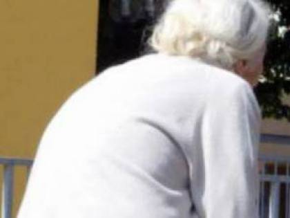 Sottraeva soldi alla nonna e i nipoti-detective fanno arrestare la fisioterapista