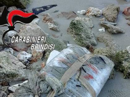 Brindisi, trovati in spiaggia 14 chili di marijuana