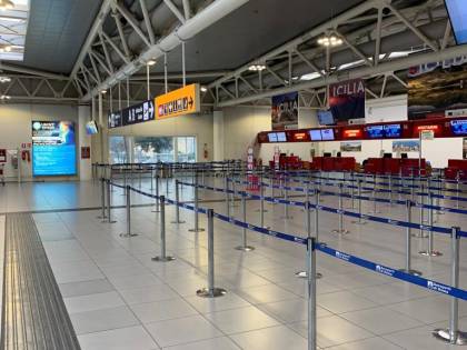 Incendio all'aeroporto di Ciampino: tutti evacuati e voli fermi