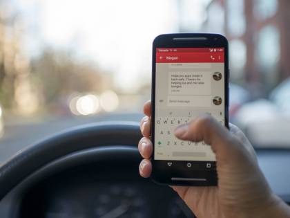 Multa da quasi 8 mila euro: guida parlando al telefono, senza patente e assicurazione