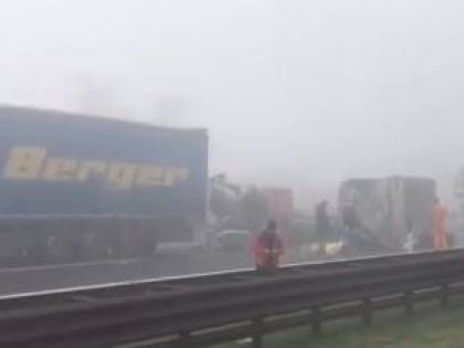 Lodi, nebbia troppo fitta causa un maxitamponamento sulla A1. E sulla A22 si registra una vittima