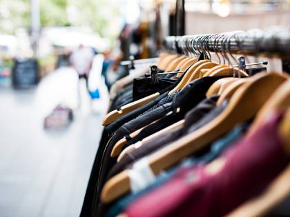 Ruba 27 capi di abbigliamento nel centro commerciale: arrestata 37enne romena