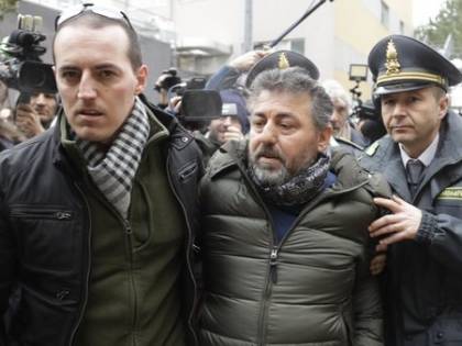 Rigopiano, multati per i fiori al figlio morto: "Nessuna sentenza ci terrà lontani"