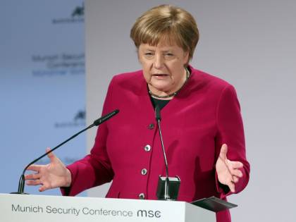 Dossier accusa la Merkel: "Ha accolto migliaia di criminali stranieri"