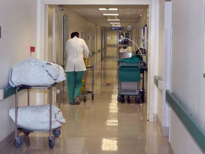 Trento, studente 18enne cade dal balcone dell'hotel: è grave