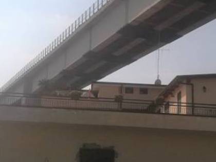 I ponti a rischio tra Napoli e Caserta, dove i cavalcavia sfiorano le abitazioni