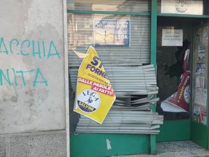 Vetri rotti, insulti e scritte choc a Varese: la Lega adesso è sotto attacco