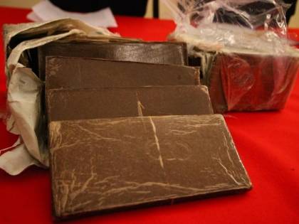 Genova, macedone nasconde droga nel regalo la per fidanzata
