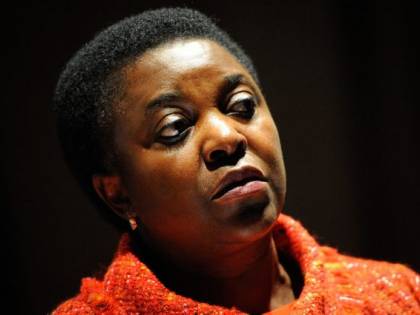 Migranti, Kyenge: "Negano visti agli studenti". Ma la Farnesina aveva smentito