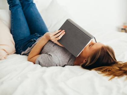 Leggere prima di andare a letto: tutti i benefici
