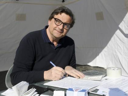 La figlia fotoreporter di Calenda ferita durante gli scontri di Parigi: "È tosta come l'acciaio"