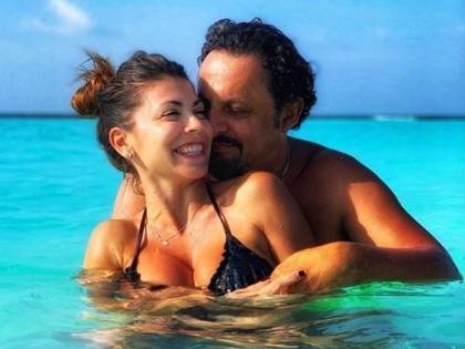 Flora Canto sexy alle Maldive con la famiglia