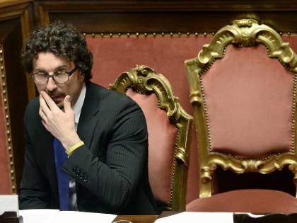 "Ci siamo perfino annientati in ufficio". Così Toninelli ha scoperto il lavoro