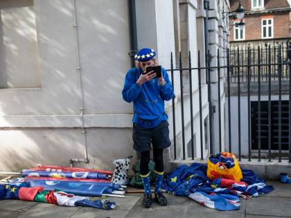 Brexit: i manifestanti fuori il Parlamento inglese