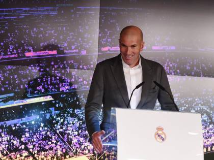 Zidane si presenta al Real e viene deriso per il suo outfit: "Da codice penale"