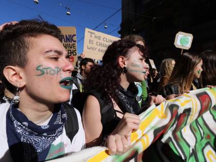 Sindacati, ambientalisti e no global: manifestanti di professione che tengono in ostaggio le città