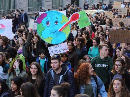 Studenti in piazza per il clima: raduni in 123 Paesi