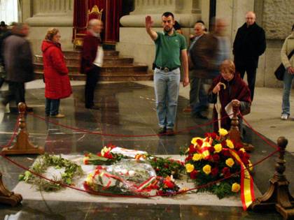 La Spagna si spacca su Franco: seppellirlo o no con la bandiera?