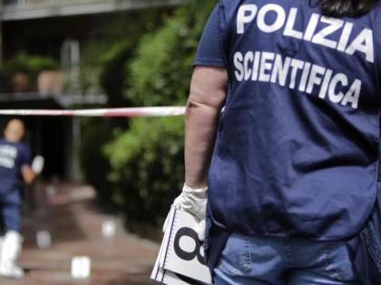 Trovato cadavere di 75enne chiuso in un sacco sul balcone di casa