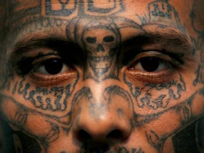 Ammazzato e seppellito nella cascina in campagna da una gang di latinos
