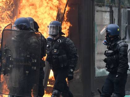La violenza dei black bloc è l’arma migliore di Macron