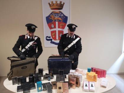 Trafugano profumi per circa 8000 euro