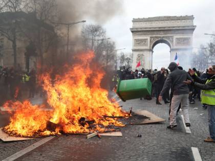 Ora gli avvocati della sinistra difendono chi ha devastato Parigi