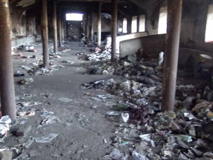 Siringhe, sporcizia e disperazione: viaggio nel fortino della droga